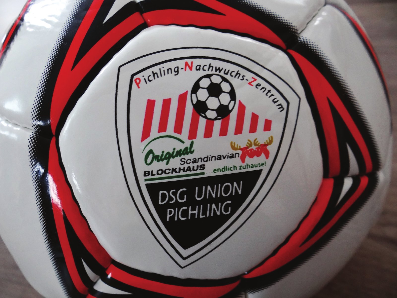 Fußball mit Vereinslogo