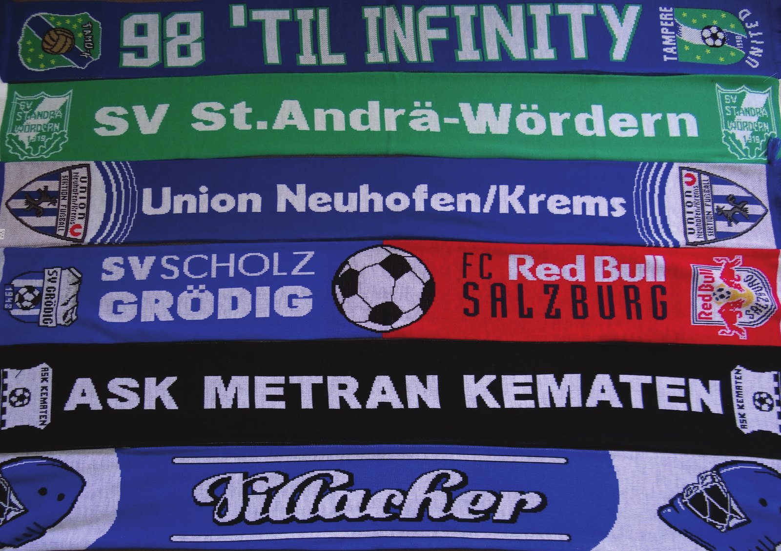 Jacquardschals mehrerer Vereine aufgefaechert