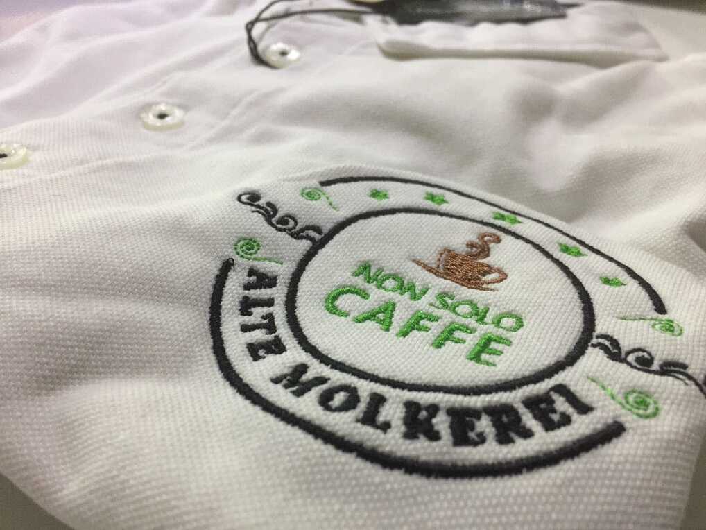 Nahaufnahme einer Bruststickerei auf einem Poloshirt