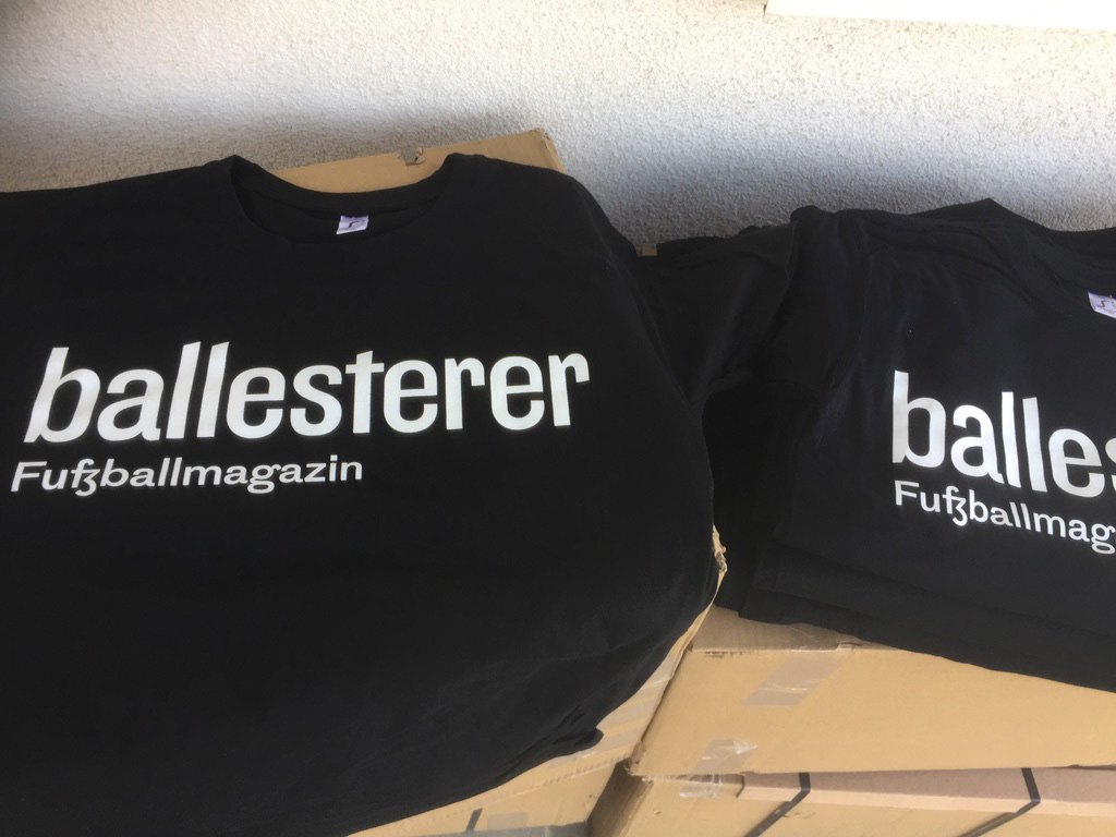 Gestapelte bedruckte Shirts für die Meisterfeier