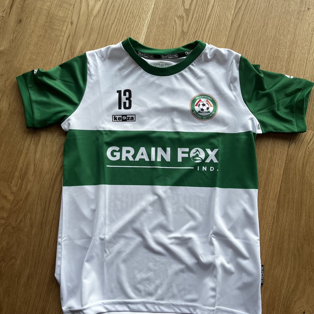 Vereinstrikot mit Wappen und Sponsor