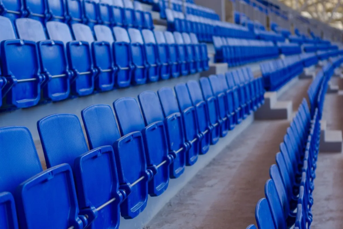 Tribüne mit hochgeklappten Stadionsitzen in Blau